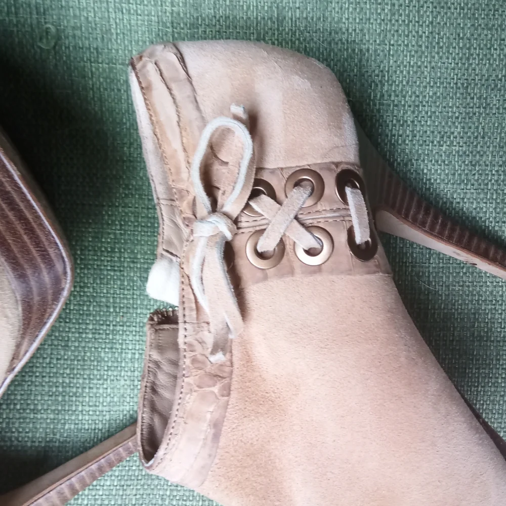 Coach Beatrice Suede Ankle Bootie Pumps Size 8.
